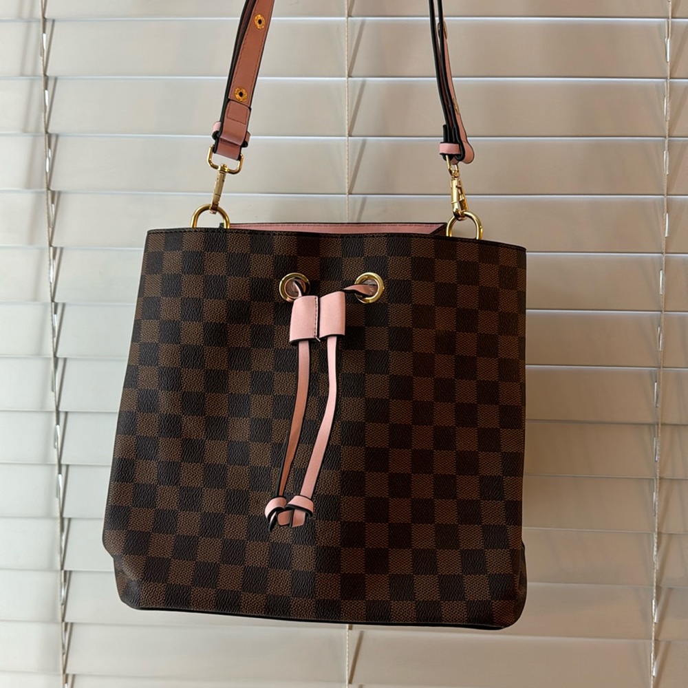 Medium leather tote bag